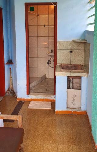 a bathroom with a shower with a sink and a mirror at Hospedagem up home Natureza e Simplicidade in Barra de Guaratiba