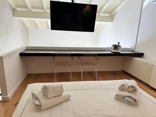 a living room with a television and towels on a rug at Talè Restaurant & Suite in Piedimonte Etneo