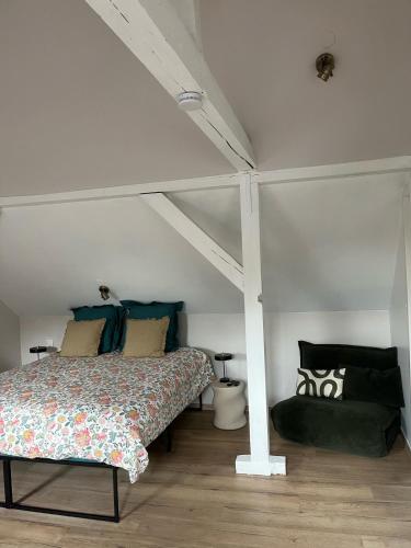 a bedroom with a bed in a white room at Au Petit Stub, studio 2 étoiles in Rosheim