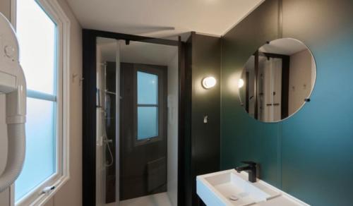 a bathroom with a sink and a mirror at Siblu de Tol in Nunspeet