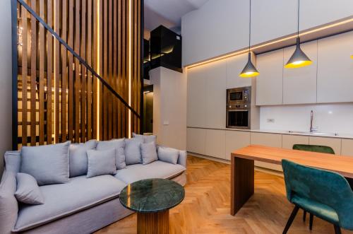 CasaRavizza Milano-elegance & privacy- Fast WiFi- 4min shopping at Corso Vercelli near Duomo & 8min City Life Shopping District