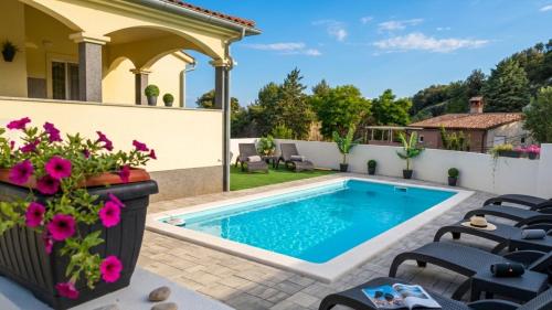 Flora Apartment with pool by Villas Guide