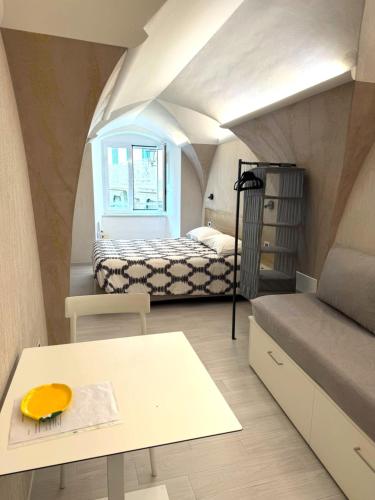 a small room with two beds and a table at Casapà in Atrani