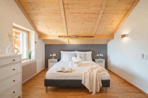 a bedroom with a bed with two towels on it at Modernes Apartment mit Alpenblick, Balkon & Parkplatz nahe Thun und Interlaken in Thun