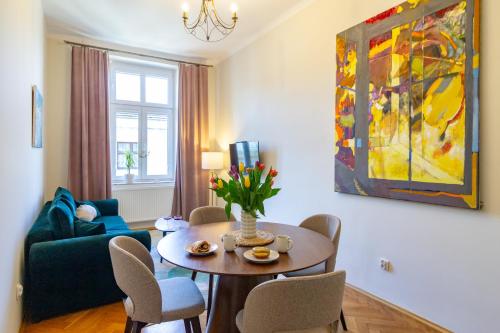 Stella 2-bedroom apt in the Old Town