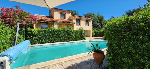 basen przed domem w obiekcie Villa l'ESTIMADA w Argelès-sur-Mer
