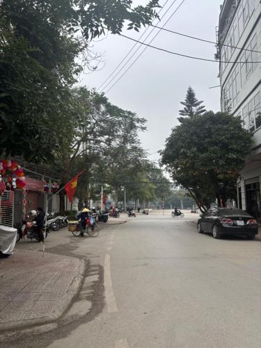a street with cars parked on the side of the road at Nhà nghỉ thảo chung in Kỳ Lừa