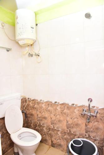 a bathroom with a toilet and a sink at FFF Cottage in Ooty
