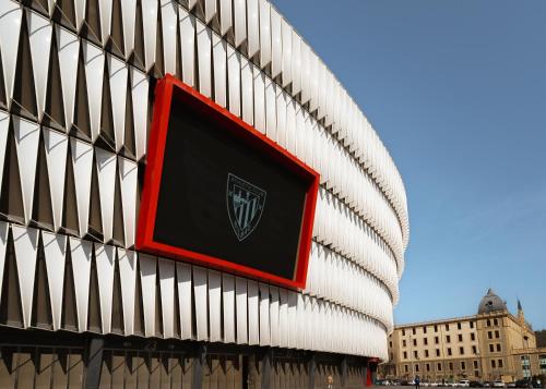 a sign on the side of a building at Limehome Bilbao Juan Antonio Zunzunegui in Bilbao