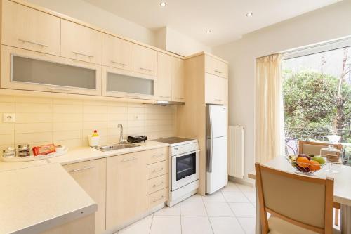 Renovated comfy apartment near Athens Airport