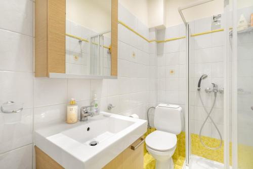 Renovated comfy apartment near Athens Airport