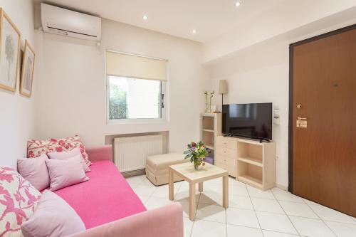 Renovated comfy apartment near Athens Airport