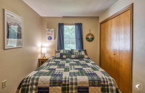 a bedroom with a bed and a window at Lawrences Hideaway in Wilmington