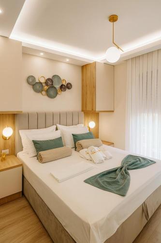a bedroom with a large white bed in a room at Panorama GOLD Vrnjačka Banja in Vrnjačka Banja