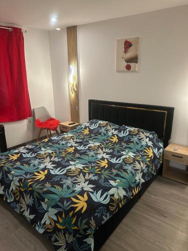 a bedroom with a bed with a colorful bedspread at glamour chic maison de 70 m2 in Montluçon