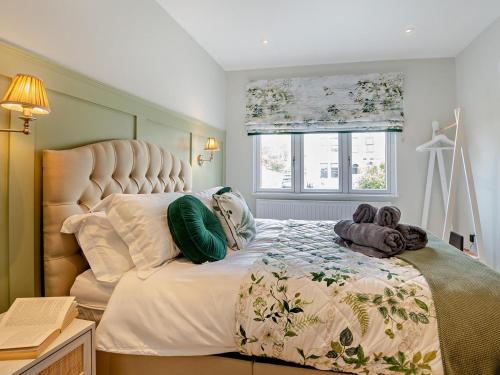 a bedroom with a large bed with two teddy bears on it at 3 Bed in Pwllheli oc-95040 in Morfa Nefyn