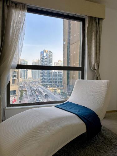 Modern 4BR Apartment with Pool and Gym access, Walk to JBR Beach