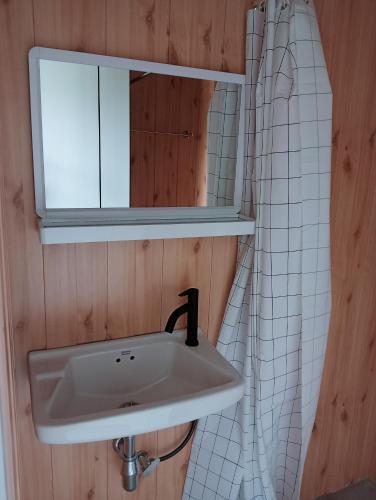 a bathroom with a sink and a mirror at ฮิมแกนแฟมิลี่เฮ้าส์ in Ban Pong (2)