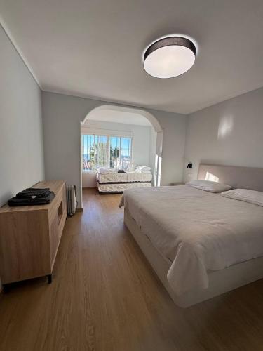 una camera da letto con un letto grande e una grande finestra di Apartaments Bastion a Torremolinos