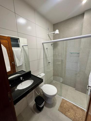ein Badezimmer mit Toilette, Waschbecken und Dusche in der Unterkunft Hotel Sierra in Cuité