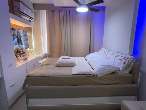 a bedroom with a bed with a ceiling fan at AAvista in Basbas