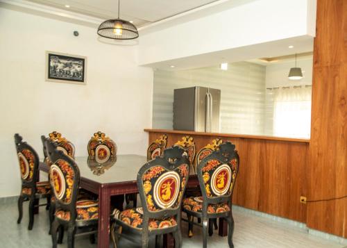 a dining room with a table and chairs at Résidences Amana in Porto-Novo