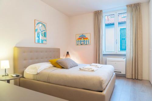 a bedroom with a bed and a window at Loft Della Baia a Due Passi dal Mare in Sestri Levante
