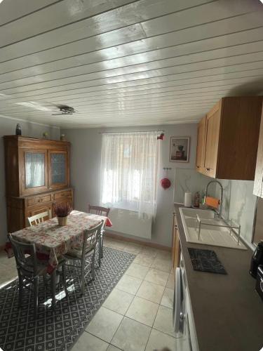 una cucina con tavolo e sedie in cucina di Bienvenue a Saint-Dalmas-le-Selvage