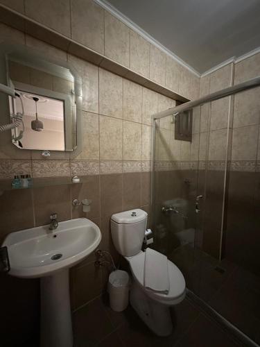 ein Badezimmer mit Toilette, Waschbecken und Dusche in der Unterkunft Hotel Bella in Selçuk