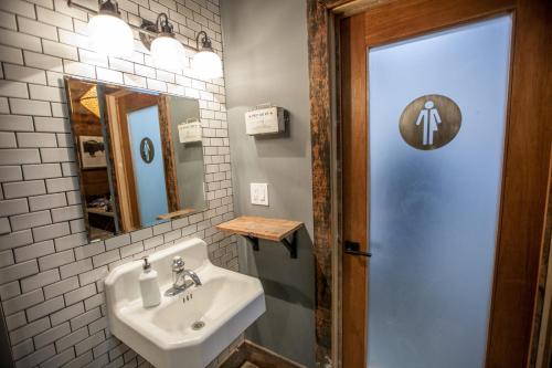a bathroom with a sink and a mirror at PodShare East Hollywood in Los Angeles