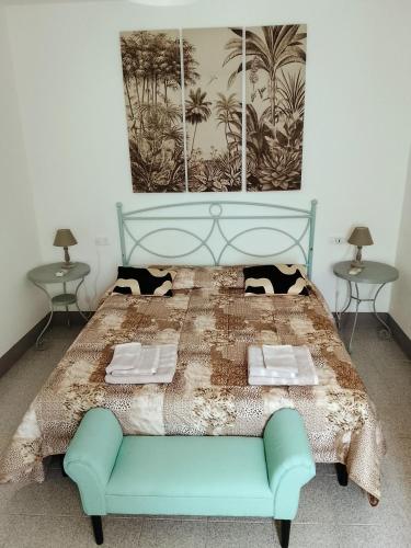 a bedroom with a blue bed with a blue couch at da Roy in Scansano