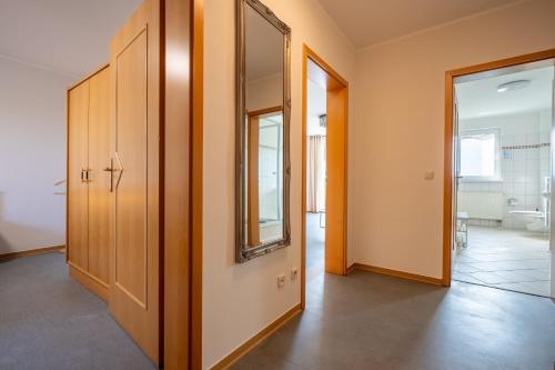 ターレにあるElementa Lodges Green Suitesのドアと鏡のある廊下