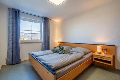 ターレにあるElementa Lodges Green Suitesの窓のあるベッドのある寝室
