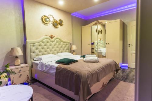a bedroom with a large bed and a mirror at Complex Rediu 54 - Penthouse Nr. 41 in Iaşi