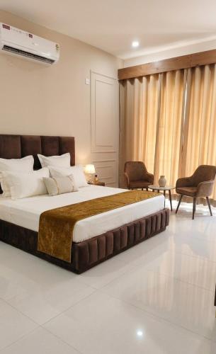 a bedroom with a large bed in a room at Orchards Suites Lansdowne in Lansdowne