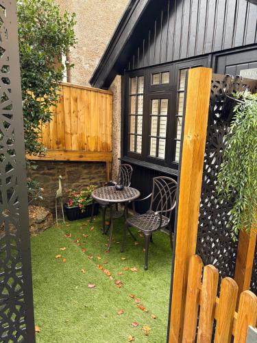 Cosy boutique retreat, courtyard & free parking photo 17
