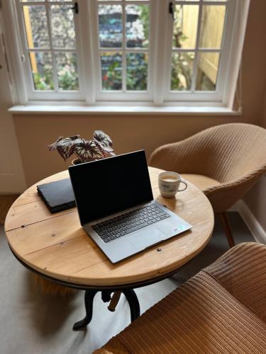 Cosy boutique retreat, courtyard & free parking photo 14
