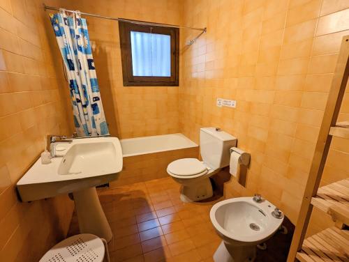 a bathroom with a sink and a toilet and a tub at El setè cel in Malgrat de Mar