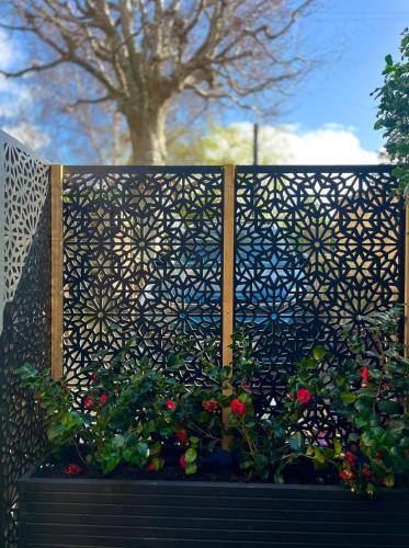 Cosy boutique retreat, courtyard & free parking photo 18