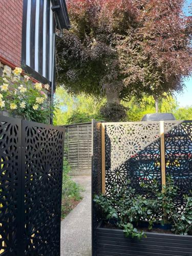 Cosy boutique retreat, courtyard & free parking photo 27