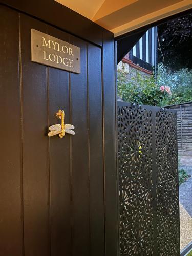 Cosy boutique retreat, courtyard & free parking photo 8