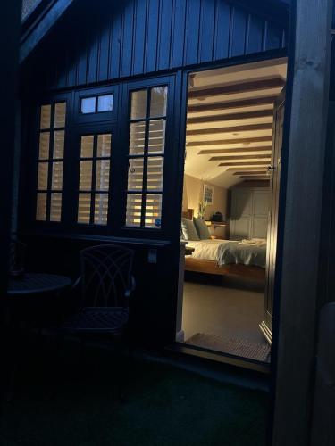 Cosy boutique retreat, courtyard & free parking photo 30