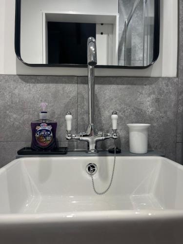 Cosy boutique retreat, courtyard & free parking photo 23