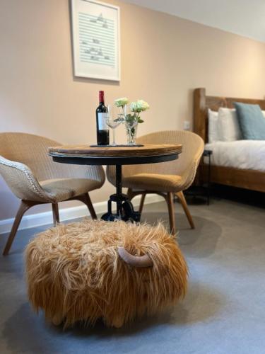 Cosy boutique retreat, courtyard & free parking photo 3