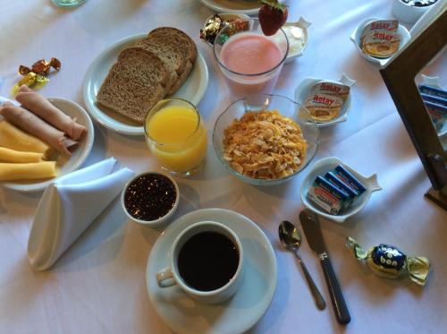 トゥヌヤンにあるHotel Tunuyanのテーブル(朝食用の食材、コーヒー付)