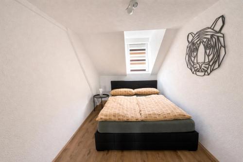 a bedroom with a bed in the corner of a room at Ferienwohnung AyNa 3, direkt an der Schweizer Grenze in Bad Säckingen