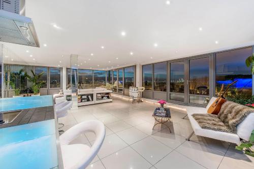 a large living room with a view of the ocean at The London Skyline Penthouse in London