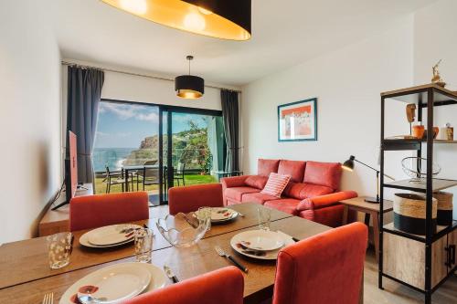 a living room with a table and a couch at GuestReady - Stay with stunning views in Santa Cruz