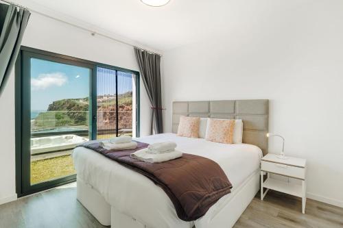 a bedroom with a large bed with a large window at GuestReady - Stay with stunning views in Santa Cruz