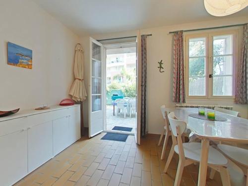 HYE011-316 Appartement 2 pièces avec parking privé - 4 personnes proche du port et de la mer